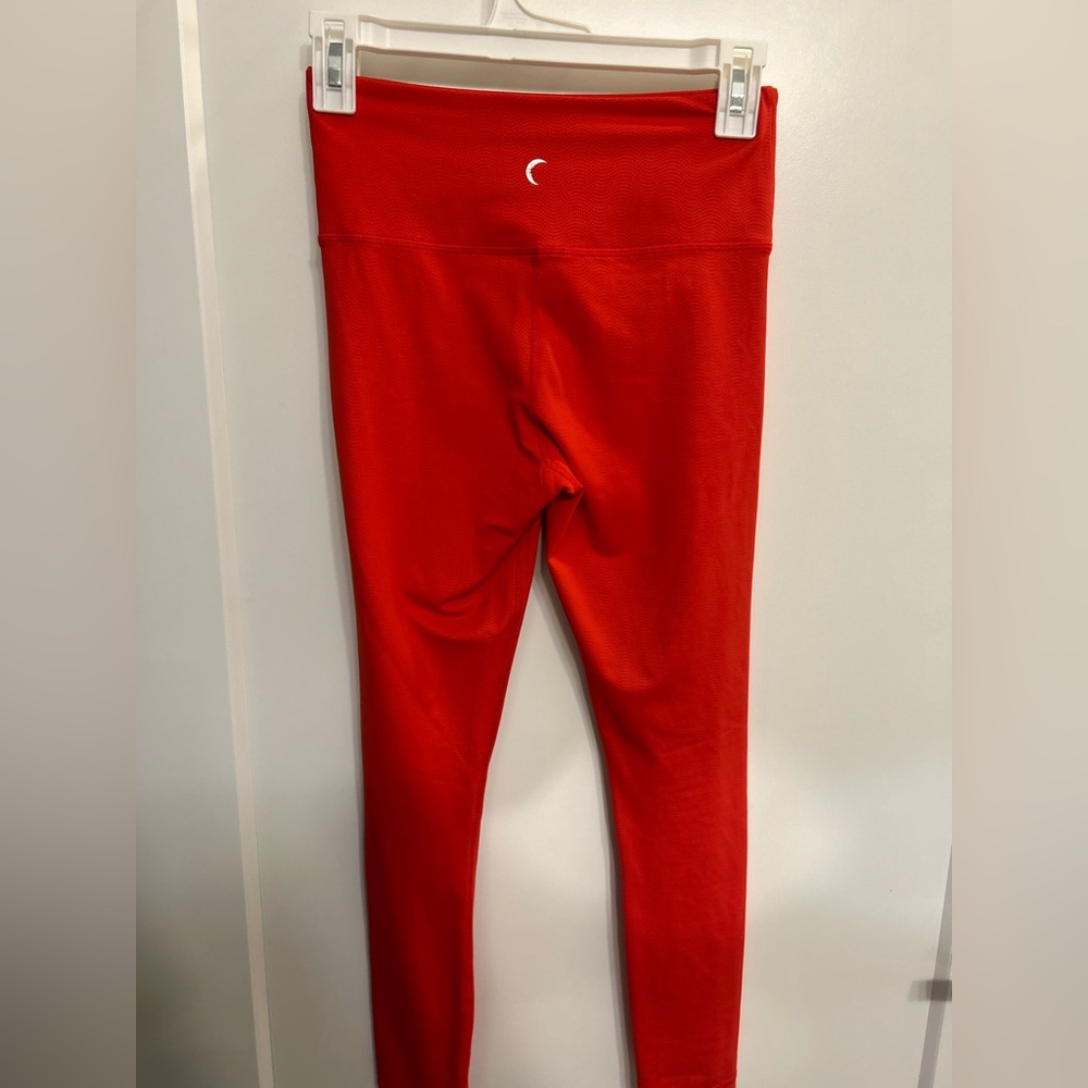 Like New Zyia Active Ascend Red Subtle Pattern Leggings - Picture 4 of 9